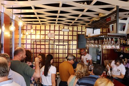 Los fieles clientes de Salva no quisieron perderse el acto.