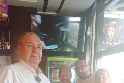 Salva posa con algunos de sus clientes más habituales.