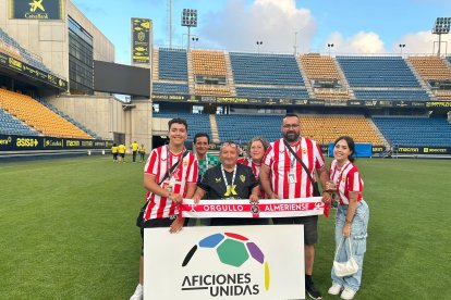Cádiz recibió a peñistas de toda España.