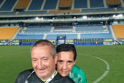 \'El Pirri\' con su mujer en el Estadio del Cádiz.