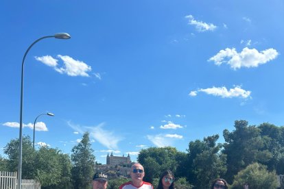 Con el Alcázar de fondo para animar al Almería B en Toledo.