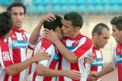 Galca besa a Esteban después de un gol histórico, el primero oficial en el Mediterráneo.