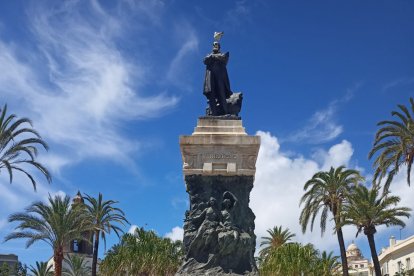 Los peñistas del Almería, conociendo la Tacita de Plata.