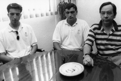 Un Borbalán muy joven con Juan Lazo con el jersey a rayas.