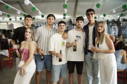 Estela, Reinoso, Ángel, Juanjo, Maxi, Maikol y María en la caseta de la Bodega del Jamón en las fiestas de San Isidro.