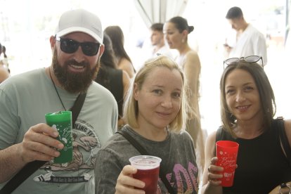 Rubén, Lorena y Noelia en la caseta de La Bodega del Jamón en las fiestas de San Isidro.