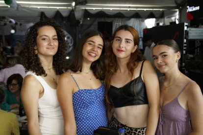 Claudia, Raquel, Andrea y Lucía en la caseta de La Bodega del Jamón en las fiestas de San Isidro.