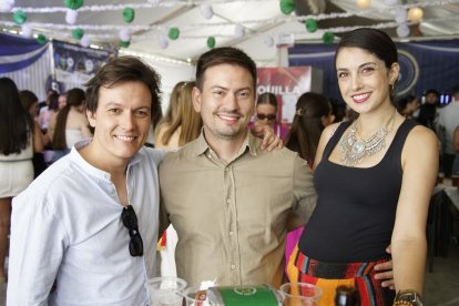 Samuel, Germán y Cristina en la caseta de La Bodega del Jamón en las fiestas de San Isidro.