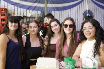 Mari Cruz, Lucía, Victoria, Carmen y Claudia en la caseta de La Bodega del Jamón en las fiestas de San Isidro.