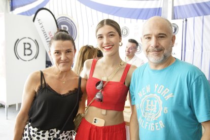 Rosalía, Nicole y Carmelo en la caseta de La Bodega del Jamón en las fiestas de San Isidro.