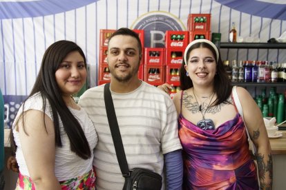 Camila, Mario y Gema en la caseta de La Bodega del Jamón en las fiestas de San Isidro.