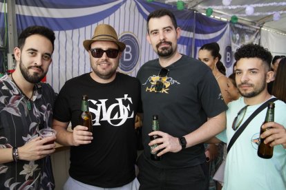 Mario, Alberto, Chema y Ángel en la caseta de La Bodega del Jamón en las fiestas de San Isidro.