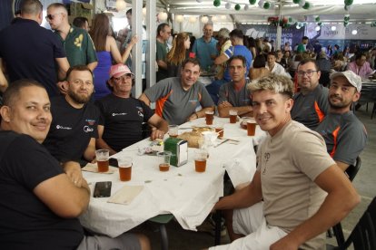Miembros de Euroclima en la caseta de La Bodega del Jamón en las fiestas de San Isidro.