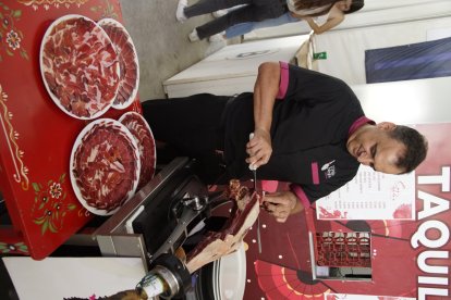Cortador de jamón en la caseta de La Bodega del Jamón en las fiestas de San Isidro.