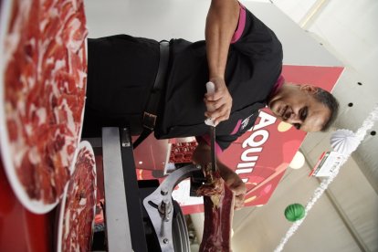 Cortador de jamón en la caseta de La Bodega del Jamón en las fiestas de San Isidro.