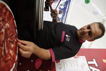Cortador de jamón en la caseta de La Bodega del Jamón en las fiestas de San Isidro.