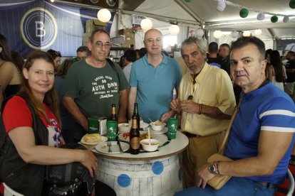 Francisco Avellaneda y Diego Gómez, la \'flor de Almería capital\' en la caseta de La Bodega del Jamón en las fiestas de San Isidro.