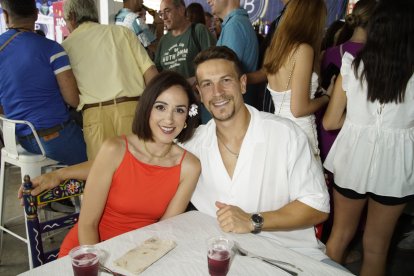 Samantha y Miguel en la caseta de La Bodega del Jamón en las fiestas de San Isidro.