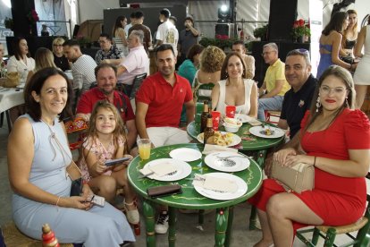 Tony Bonet, Encarni Bonet, Pepe Guerra, Encarni Crespo y familia en la caseta de la Bodega del Jamón en las fiestas de San Isidro.