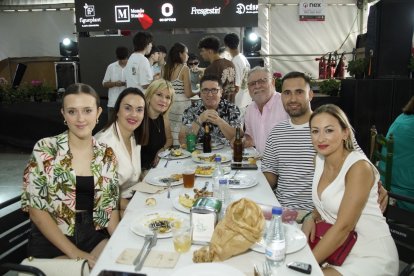 La familia Martín en la caseta de la Bodega del Jamón en las fiestas de San Isidro.