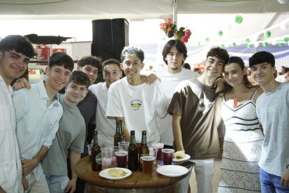 Amigos disfrutando en la caseta de la Bodega del Jamón en las fiestas de San Isidro.
