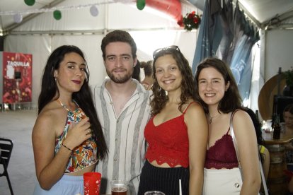 Las tres \'Lauras\' y Pablo en la caseta de la Bodega del Jamón en las fiestas de San Isidro.