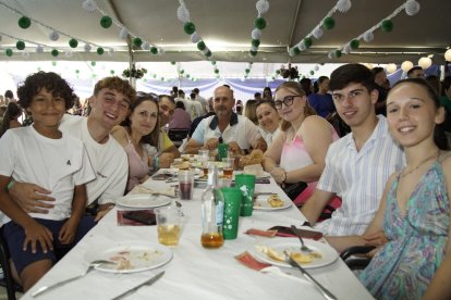 Los amigos desde la guarde, Juan y Juan, y sus familias en la caseta de la Bodega del Jamón en las fiestas de San Isidro.