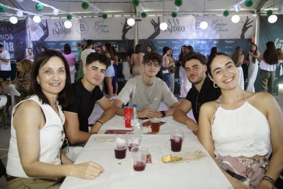 Beatriz López, Beatriz Figueredo, Alejandro López, Jose Victoria y Víctor López en la caseta de la Bodega del Jamón en las fiestas de San Isidro.