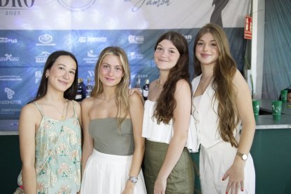 Grupo de amigas en la caseta de la Bodega del Jamón en las fiestas de San Isidro.