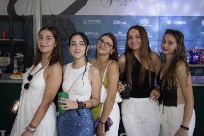 Ana, Alma, Isa y Julia en la caseta de la Bodega del Jamón en las fiestas de San Isidro.