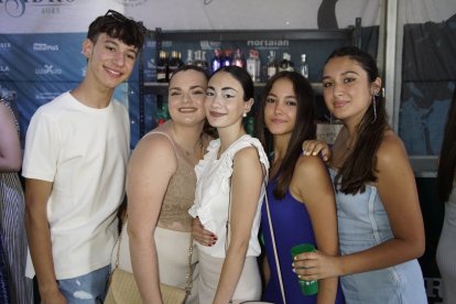 Alexia, Ángela, Verónica, Claudia y Francisco en la caseta de la Bodega del Jamón en las fiestas de San Isidro.