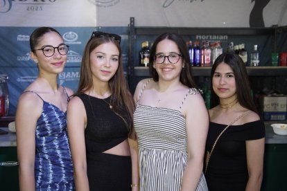 Natalia Medina, Inés Gómez, Leire Berenguel y Lucía González en la caseta de la Bodega del Jamón en las fiestas de San Isidro.