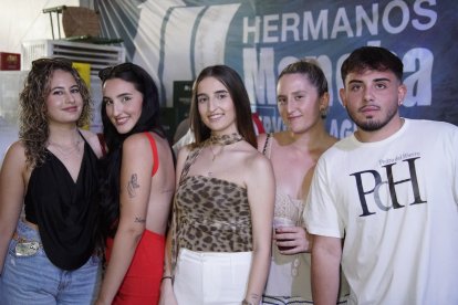 Enrique, Andrea, María del Mar, Araceli y Lucía en la caseta de la Bodega del Jamón en las fiestas de San Isidro.