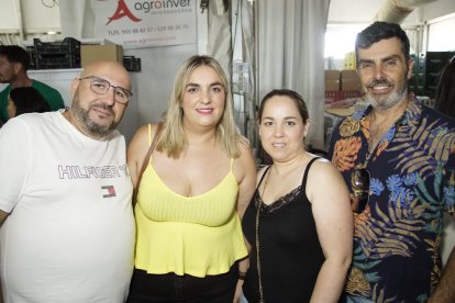 Iván, Trini, Vero y Javi en la caseta de la Bodega del Jamón en las fiestas de San Isidro.