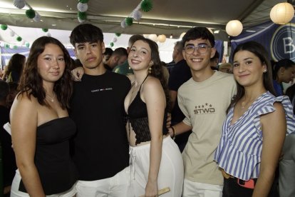 Grupo de amigos en la caseta de la Bodega del Jamón en las fiestas de San Isidro.