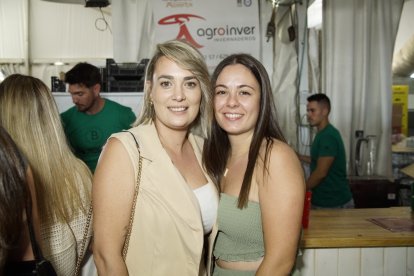 Sheila y Jenni en la caseta de la Bodega del Jamón en las fiestas de San Isidro.