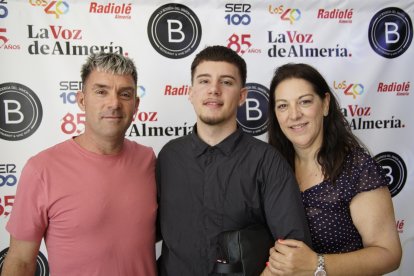 Paco, Adrián e Isabel en la caseta de la Bodega del Jamón en las fiestas de San Isidro.