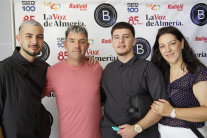 David, Paco, Adrián e Isabel en la caseta de la Bodega del Jamón en las fiestas de San Isidro.