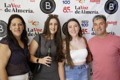 Isabel, Daniela, María y Paco en la caseta de la Bodega del Jamón en las fiestas de San Isidro.