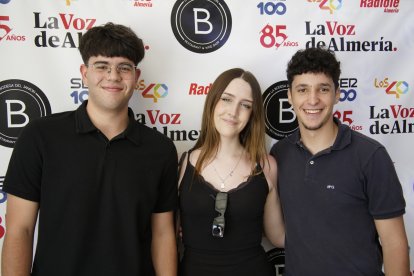 Álex, María y Pluto en la caseta de la Bodega del Jamón en las fiestas de San Isidro.