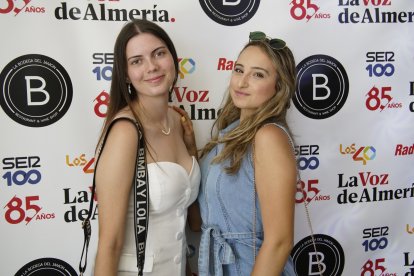 Mireia y Candela en la caseta de la Bodega del Jamón en las fiestas de San Isidro.