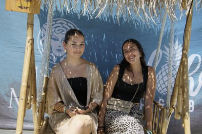 Ángela y Natalia en la caseta de la Bodega del Jamón en las fiestas de San Isidro.