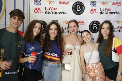 Jose María, Ana, Alejandra, Noa, Ariadna y Martina en la caseta de la Bodega del Jamón en las fiestas de San Isidro.