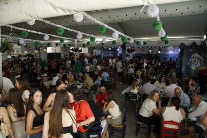 Ambiente en la caseta de La Bodega del Jamón en las fiestas de San Isidro.