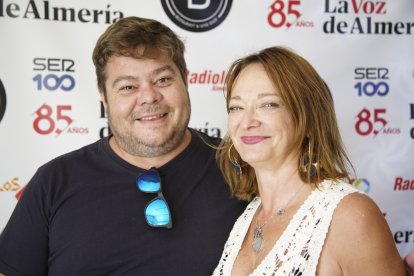 Sergio Alonso y Azucena Ramos en la caseta de la Bodega del Jamón en las fiestas de San Isidro.