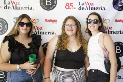 Alba, María y Mar en la caseta de la Bodega del Jamón en las fiestas de San Isidro.
