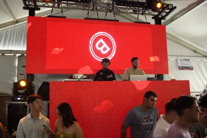 Actuación de DJ en la caseta de La Bodega del Jamón en las fiestas de San Isidro.