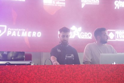 Actuación de DJ en la caseta de La Bodega del Jamón en las fiestas de San Isidro.