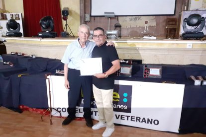 Deportes Blanes entregó una distinción a la AFVPA.
