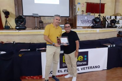 El alcalde de Viator recogiendo su distinción.